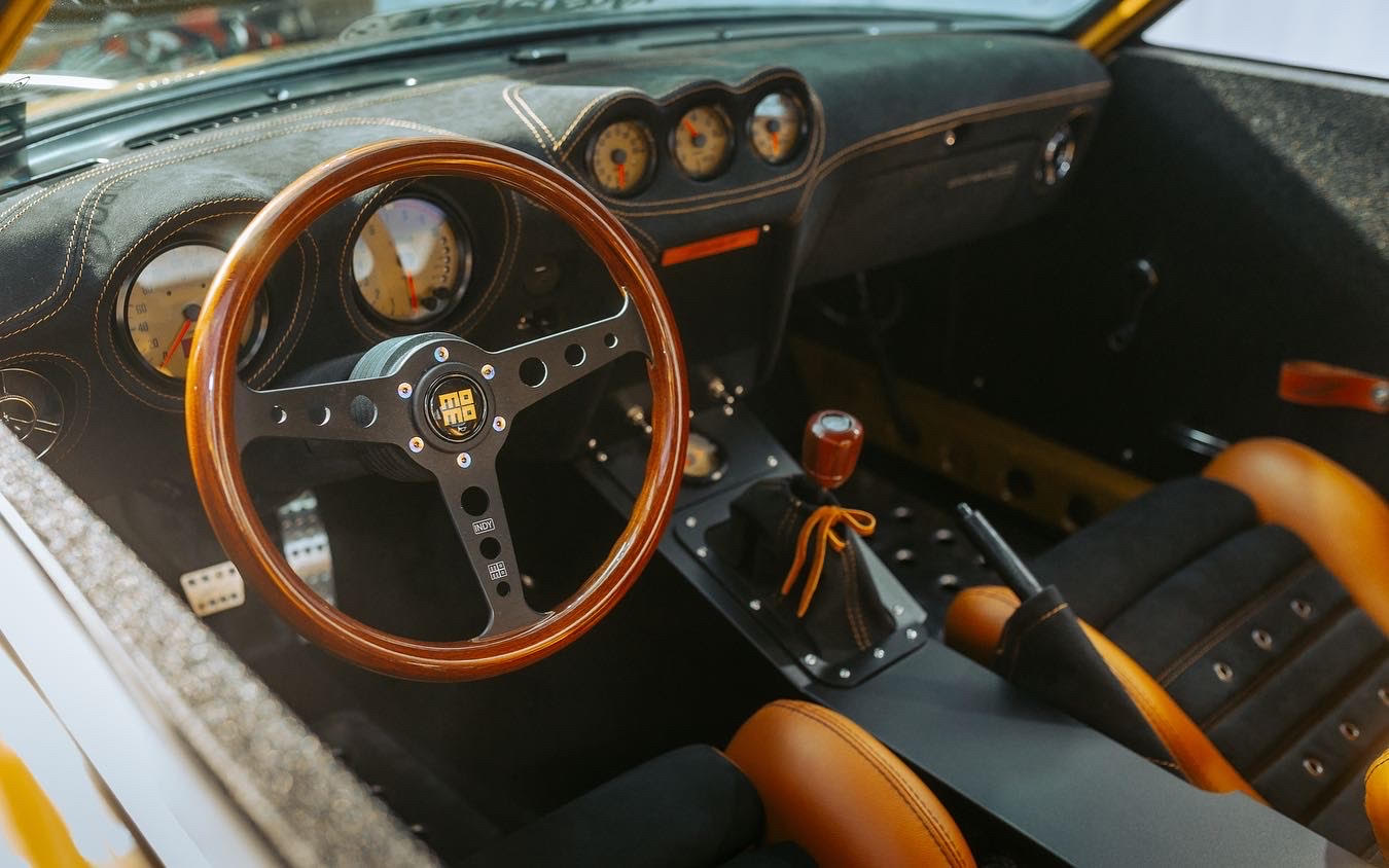 240z interior. Owner: @roost_lyf || Photo: @roaddriven