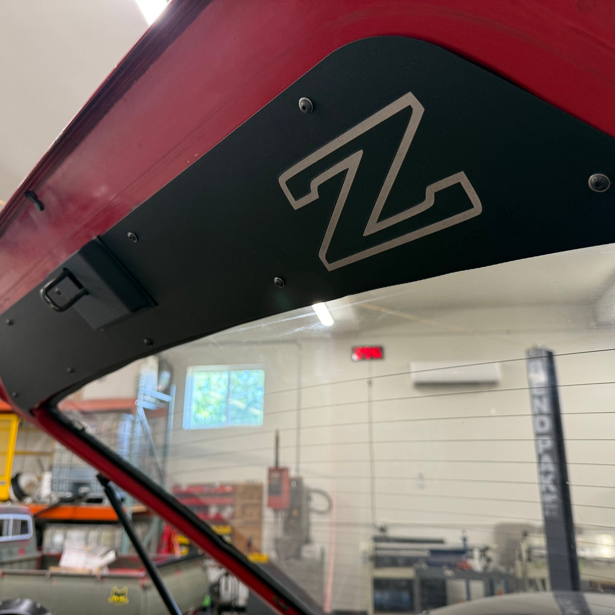 Z31DeckLidPlateInstalled5_1200